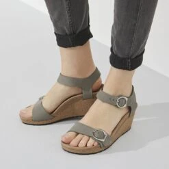 Soley Ring-Buckle Nubuck Leather 14 Soley Ring-Buckle Nubuck Leather -Birkenstock Sandal Shop 1022835 f closeup f